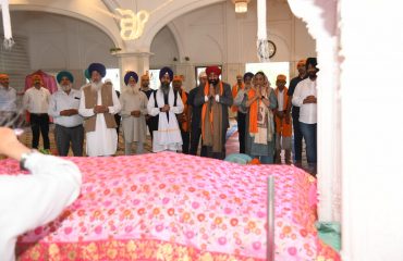 पांवटा साहिब स्थित गुरुद्वारे में सपरिवार मत्था टेक कर देश एवं प्रदेश वासियों के सुख-समृद्धि की कामना करते हुए राज्यपाल ।