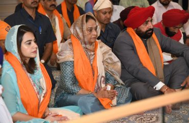पांवटा साहिब स्थित गुरुद्वारे में सपरिवार मत्था टेक कर देश एवं प्रदेश वासियों के सुख-समृद्धि की कामना करते हुए राज्यपाल लेफ्टिनेंट जनरल गुरमीत सिंह (से नि)।