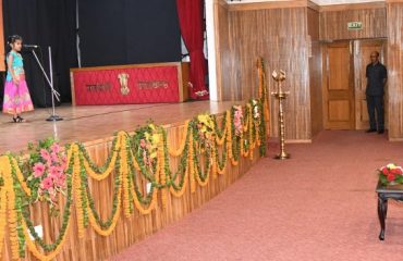 राजभवन में आयोजित सांस्कृतिक कार्यक्रम को देखते हुए राज्यपाल लेफ्टिनेंट जनरल गुरमीत सिंह (से नि) एवं प्रथम महिला।