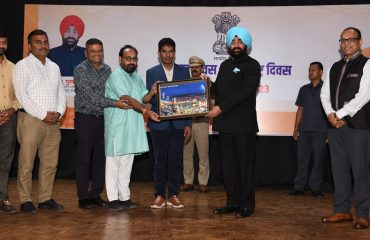 राजभवन में आयोजित सांस्कृतिक कार्यक्रम के अवसर पर राज्यपाल लेफ्टिनेंट जनरल गुरमीत सिंह (से नि)।