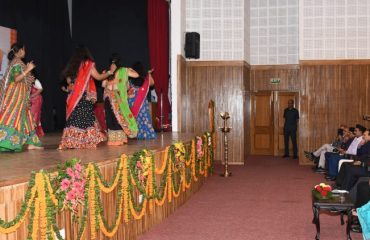राजभवन में आयोजित सांस्कृतिक कार्यक्रम को देखते हुए राज्यपाल लेफ्टिनेंट जनरल गुरमीत सिंह (से नि) एवं प्रथम महिला श्रीमती गुरमीत कौर।