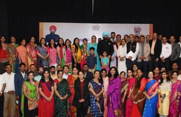 राजभवन में आयोजित कार्यक्रम में महाराष्ट्र एवं गुजरात समिति के सदस्यों व उत्तराखण्ड में कार्यरत महाराष्ट्र और गुजरात मूल के अधिकारियों और उनके परिवारजनों के साथ राज्यपाल लेफ्टिनेंट जनरल गुरमीत सिंह (से नि)।