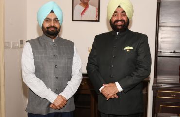 राज्यपाल लेफ्टिनेंट जनरल गुरमीत सिंह (से नि) से शिष्टाचार भेंट करते हुए मुख्य सचिव डॉ. एस. एस. संधु