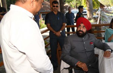 आसन बैराज भ्रमण के दौरान जीएमवीएन के अधिकारी से वार्ता करते हुए राज्यपाल लेफ्टिनेंट जनरल गुरमीत सिंह (से नि)।