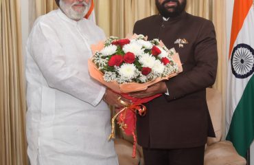 राज्यपाल से शिष्टाचार भेंट करते हुए हेमकुंड साहिब मैनेजमेंट ट्रस्ट के अध्यक्ष नरेंद्रजीत सिंह बिंद्रा।