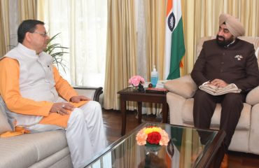 राज्यपाल से शिष्टाचार भेंट करते हुए मुख्यमंत्री श्री पुष्कर सिंह धामी।