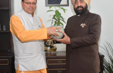 राज्यपाल से शिष्टाचार भेंट करते हुए मुख्यमंत्री श्री पुष्कर सिंह धामी।