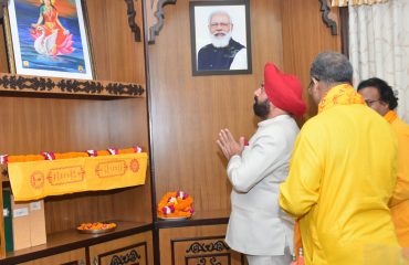 राजभवन सचिवालय में स्थित अपने कार्यालय के नवीनीकरण कार्यों का उद्घाटन करते हुए राज्यपाल।