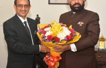 राज्यपाल से शिष्टाचार भेंट करते हुए श्रीदेव सुमन विश्वविद्यालय के कुलपति प्रो. एन. के. जोशी।