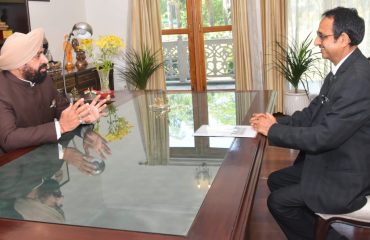 Vice-Chancellor of Sridev Suman University Prof. Joshi pays courtesy call on Governor.