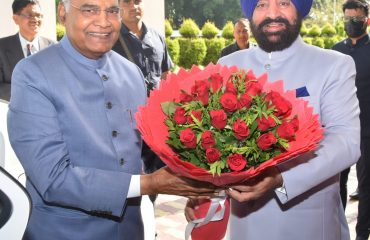 पूर्व राष्ट्रपति श्री राम नाथ कोविंद के राजभवन आगमन पर उनका स्वागत करते हुए राज्यपाल।