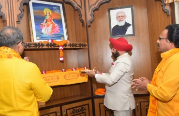 राजभवन सचिवालय में स्थित अपने कार्यालय के नवीनीकरण कार्यों का उद्घाटन करते हुए राज्यपाल।