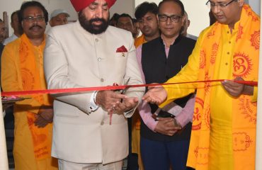 राजभवन सचिवालय में स्थित अपने कार्यालय के नवीनीकरण कार्यों का उद्घाटन करते हुए राज्यपाल।