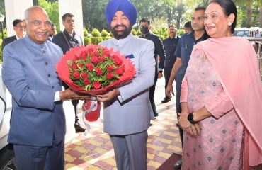 पूर्व राष्ट्रपति श्री राम नाथ कोविंद के राजभवन आगमन पर उनका स्वागत करते हुए राज्यपाल।