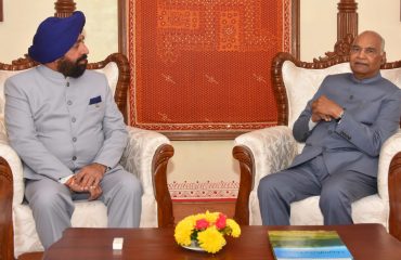 पूर्व राष्ट्रपति श्री राम नाथ कोविंद के राजभवन आगमन पर उनका स्वागत करते हुए राज्यपाल।