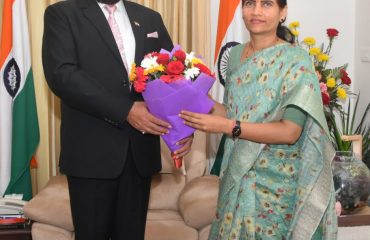 राज्यपाल से शिष्टाचार भेंट करती हुईं केंद्रीय स्वास्थ्य और परिवार कल्याण राज्य मंत्री डॉ. भारती प्रवीन पवार।