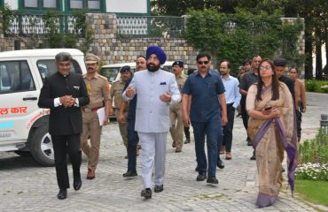 लाल बहादुर शास्त्री प्रशासनिक अकादमी, मसूरी पहुंचने पर पूर्व राष्ट्रपति श्री राम नाथ कोविंद एवं राज्यपाल का स्वागत करते हुए निदेशक श्री श्रीनिवास आर. कटिकिथाला।