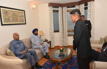 लाल बहादुर शास्त्री प्रशासनिक अकादमी, मसूरी पहुंचने पर पूर्व राष्ट्रपति श्री राम नाथ कोविंद एवं राज्यपाल का स्वागत करते हुए निदेशक श्री श्रीनिवास आर. कटिकिथाला।