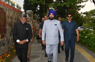 Director Shri Shrinivas R. Katikithala welcomes former President Shri Ram Nath Kovind and Governor on their arrival at Lal Bahadur Shastri Academy of Administration, Mussoorie.