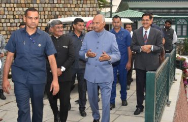 लाल बहादुर शास्त्री प्रशासनिक अकादमी, मसूरी पहुंचने पर पूर्व राष्ट्रपति श्री राम नाथ कोविंद एवं राज्यपाल का स्वागत करते हुए निदेशक श्री श्रीनिवास आर. कटिकिथाला।