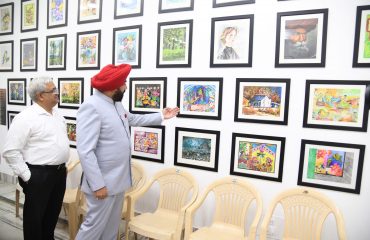 छात्रों द्वारा लगाई गई प्रदर्शनी का अवलोकन करते हुए राज्यपाल लेफ्टिनेंट जनरल गुरमीत सिंह (से नि)।