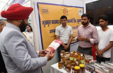 आईआईटी रूड़की में आयोजित कार्यक्रम में छात्रों द्वारा लगाई गई प्रदर्शनी का अवलोकन करते हुए राज्यपाल लेफ्टिनेंट जनरल गुरमीत सिंह (से नि)।