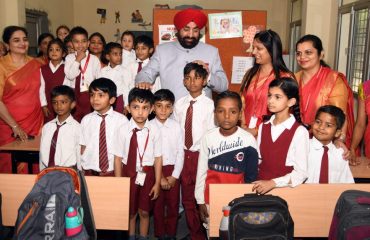 Governor Lt Gen Gurmit Singh (Retd) interacts with the students of Anushruti Academy.