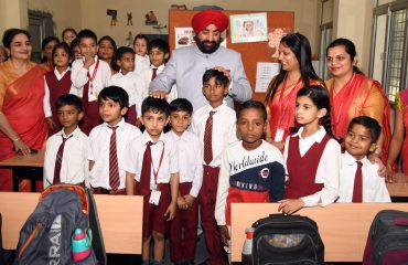Governor Lt Gen Gurmit Singh (Retd) interacts with the students of Anushruti Academy.