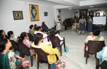 एक सप्ताह तक चले सुजोक थेरेपी के प्रशिक्षण कार्यक्रम का समापन करते हुए राज्यपाल साथ में प्रथम महिला श्रीमती गुरमीत कौर।