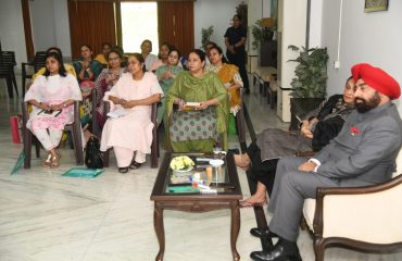 एक सप्ताह तक चले सुजोक थेरेपी के प्रशिक्षण कार्यक्रम का समापन करते हुए राज्यपाल साथ में प्रथम महिला श्रीमती गुरमीत कौर।