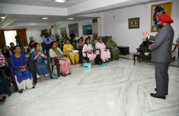 एक सप्ताह तक चले सुजोक थेरेपी के प्रशिक्षण कार्यक्रम का समापन करते हुए राज्यपाल साथ में प्रथम महिला श्रीमती गुरमीत कौर।