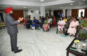 एक सप्ताह तक चले सुजोक थेरेपी के प्रशिक्षण कार्यक्रम का समापन करते हुए राज्यपाल साथ में प्रथम महिला श्रीमती गुरमीत कौर।
