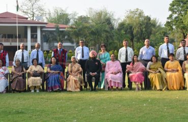 असम रेजीमेंट देहरादून क्षेत्र के सेवारत और सेवानिवृत अधिकारियों और उनके परिवार के सदस्यों के साथ राज्यपाल।