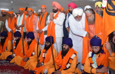 हेमकुंड साहिब गुरुद्वारा परिसर ऋषिकेश से श्री हेमकुंड साहिब यात्रा के प्रथम जत्थे कार्यक्रम में प्रतिभाग करते हुए राज्यपाल साथ में मुख्यमंत्री श्री पुष्कर सिंह धामी।