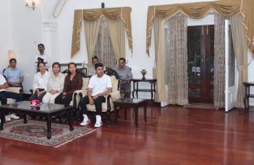 राजभवन में सिक्किम राज्य के स्थापना दिवस के अवसर पर छात्रों को संबोधित करते हुए राज्यपाल।