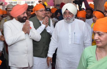 हेमकुंड साहिब गुरुद्वारा परिसर ऋषिकेश से श्री हेमकुंड साहिब यात्रा के प्रथम जत्थे कार्यक्रम में प्रतिभाग करते हुए राज्यपाल साथ में मुख्यमंत्री श्री पुष्कर सिंह धामी।