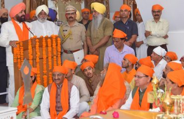 हेमकुंड साहिब गुरुद्वारा परिसर ऋषिकेश से श्री हेमकुंड साहिब यात्रा के प्रथम जत्थे कार्यक्रम संबोधित करते हुए राज्यपाल लेफ्टिनेंट जनरल गुरमीत सिंह (से नि।