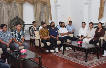 राजभवन में सिक्किम राज्य के स्थापना दिवस के अवसर पर छात्रों को संबोधित करते हुए राज्यपाल।