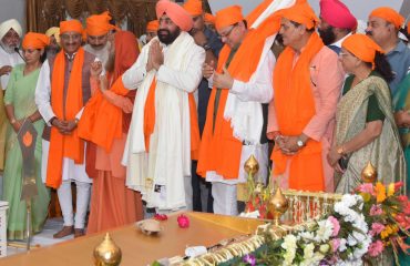 हेमकुंड साहिब गुरुद्वारा परिसर ऋषिकेश से श्री हेमकुंड साहिब यात्रा के प्रथम जत्थे कार्यक्रम में प्रतिभाग करते हुए राज्यपाल साथ में मुख्यमंत्री श्री पुष्कर सिंह धामी।