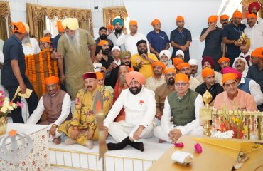 हेमकुंड साहिब गुरुद्वारा परिसर ऋषिकेश से श्री हेमकुंड साहिब यात्रा के प्रथम जत्थे कार्यक्रम में प्रतिभाग करते हुए राज्यपाल साथ में मुख्यमंत्री श्री पुष्कर सिंह धामी।
