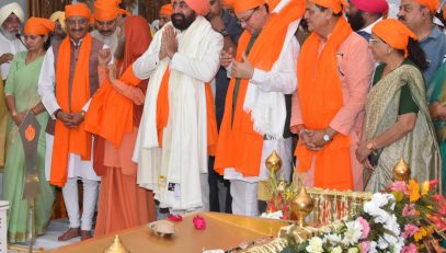 Governor along with Chief Minister Shri Pushkar Singh Dhami participating in the program of the first batch of Sri Hemkund Sahib Yatra from Hemkund Sahib Gurdwara Complex Rishikesh.