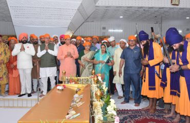 हेमकुंड साहिब गुरुद्वारा परिसर ऋषिकेश से श्री हेमकुंड साहिब यात्रा के प्रथम जत्थे कार्यक्रम में प्रतिभाग करते हुए राज्यपाल साथ में मुख्यमंत्री श्री पुष्कर सिंह धामी।