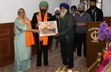नैनीताल स्थित गुरूद्वारे में सपरिवार मत्था टेकते हुए राज्यपाल।