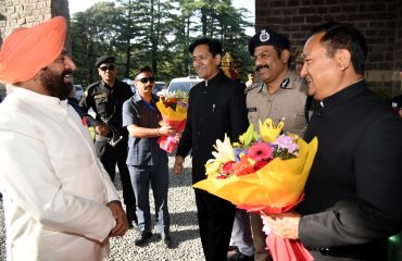 राजभवन नैनीताल पहुंचने पर राज्यपाल का स्वागत करते हुए आयुक्त कुमाऊं मंडल दीपक रावत, आईजी डॉ. निलेश आनंद भरणे, जिलाधिकारी धीराज सिंह गर्ब्याल।