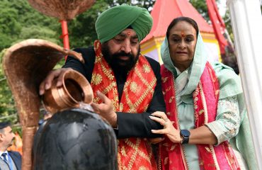 राज्यपाल ने नैनीताल स्थित मां नयना देवी मंदिर में पूजा-अर्चना।