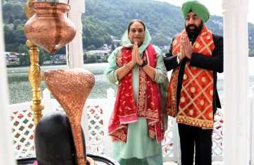 Governor offer prayers at the Maa Nayana Devi temple in Nainital.