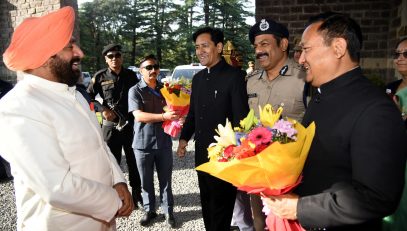 Commissioner Kumaon Division Deepak Rawat, IG Dr. Nilesh Anand Bharne, District Magistrate Dhiraj Singh Garbyal welcome Governor Lt. Gen. Gurmit Singh (Retd) on his arrival at Raj Bhawan, Nainital.