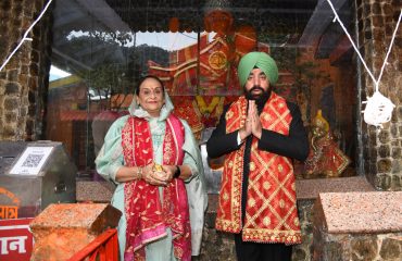 राज्यपाल ने नैनीताल स्थित मां नयना देवी मंदिर में पूजा-अर्चना।
