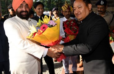 राजभवन नैनीताल पहुंचने पर राज्यपाल का स्वागत करते हुए जिलाधिकारी धीराज सिंह गर्ब्याल।