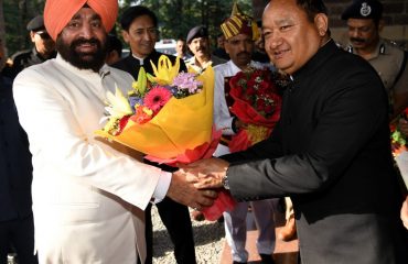 District Magistrate Dhiraj Singh Garbyal welcomes Governor Lt. Gen. Gurmit Singh (Retd) on his arrival at Raj Bhawan, Nainital.